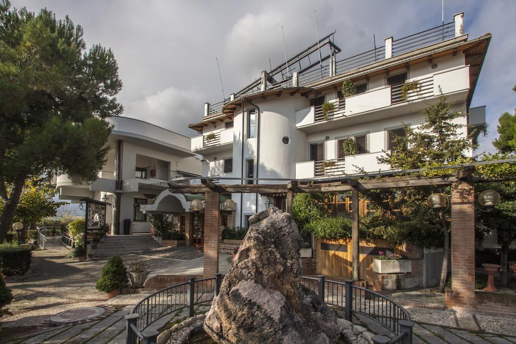 Hotel Ristorante La Bilancia Loreto Aprutino Exterior photo